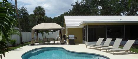 Utomhuspool och uppvärmd pool