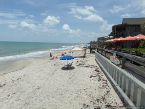 ビーチの近く、サンラウンジャー、ビーチタオル