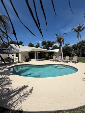 Outdoor pool, a heated pool - Island Living, Within Walking Distance To Beach Restaurants Shops Parks Marina (Vero Beach)
