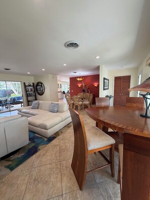 Interior - Island Living, Within Walking Distance To Beach Restaurants Shops Parks Marina (Vero Beach)
