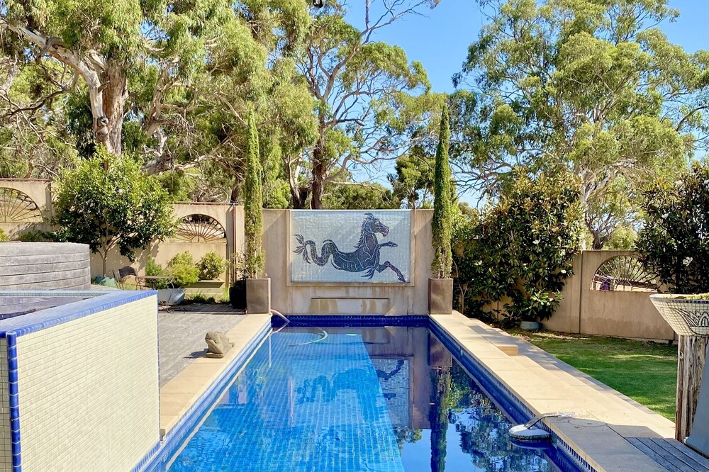 Self contained Pool House with Spa and Pool including full breakfast provisions