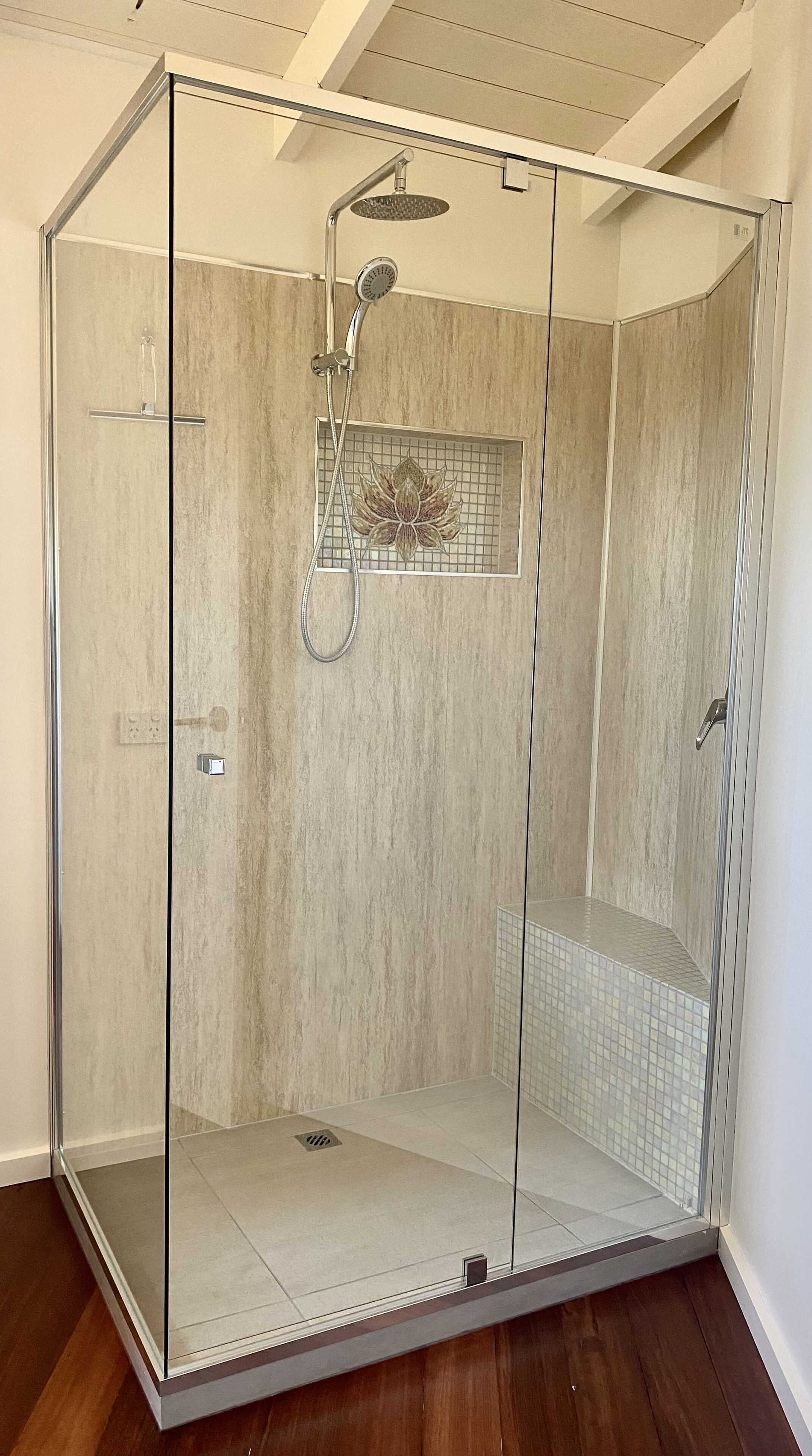 Self contained Pool House with Spa and Pool including full breakfast provisions