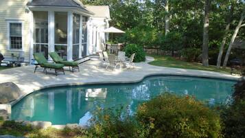 Utomhuspool och uppvÀrmd pool