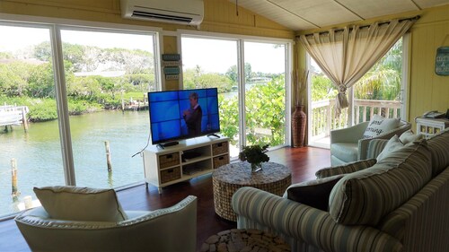 Newly Renovated Sea Breeze Cottage with Private Dock, Easy Access to Bimini Bay