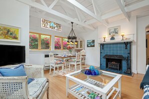 Fernseher, Kamin, DVD-Player