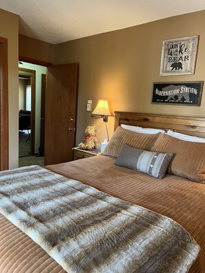 2 bedrooms, iron/ironing board, bed sheets - Unique mountain top home on beautiful Edelweiss Mountain in the Black Hills (Rapid City)