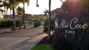 Property grounds - Luxury Alii Cove Ocean View Townhome In Kailua Kona (Kailua Kona)
