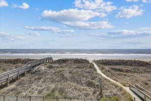 On the beach - Enjoy a Luxurious Vacation at Ocean Blue - 8 Bed/8.5 Bath Home with Pool & Hot Tub (North Myrtle Beach)