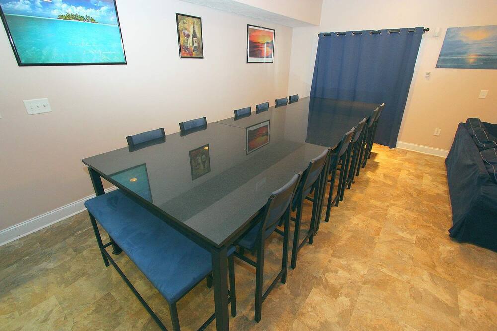 6 Bedrooms : Modern, Large, Granite Banquet Table, Pool Table, Foosball Table.