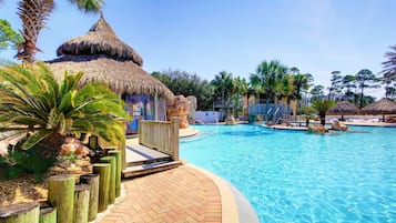 Een binnenzwembad en een buitenzwembad