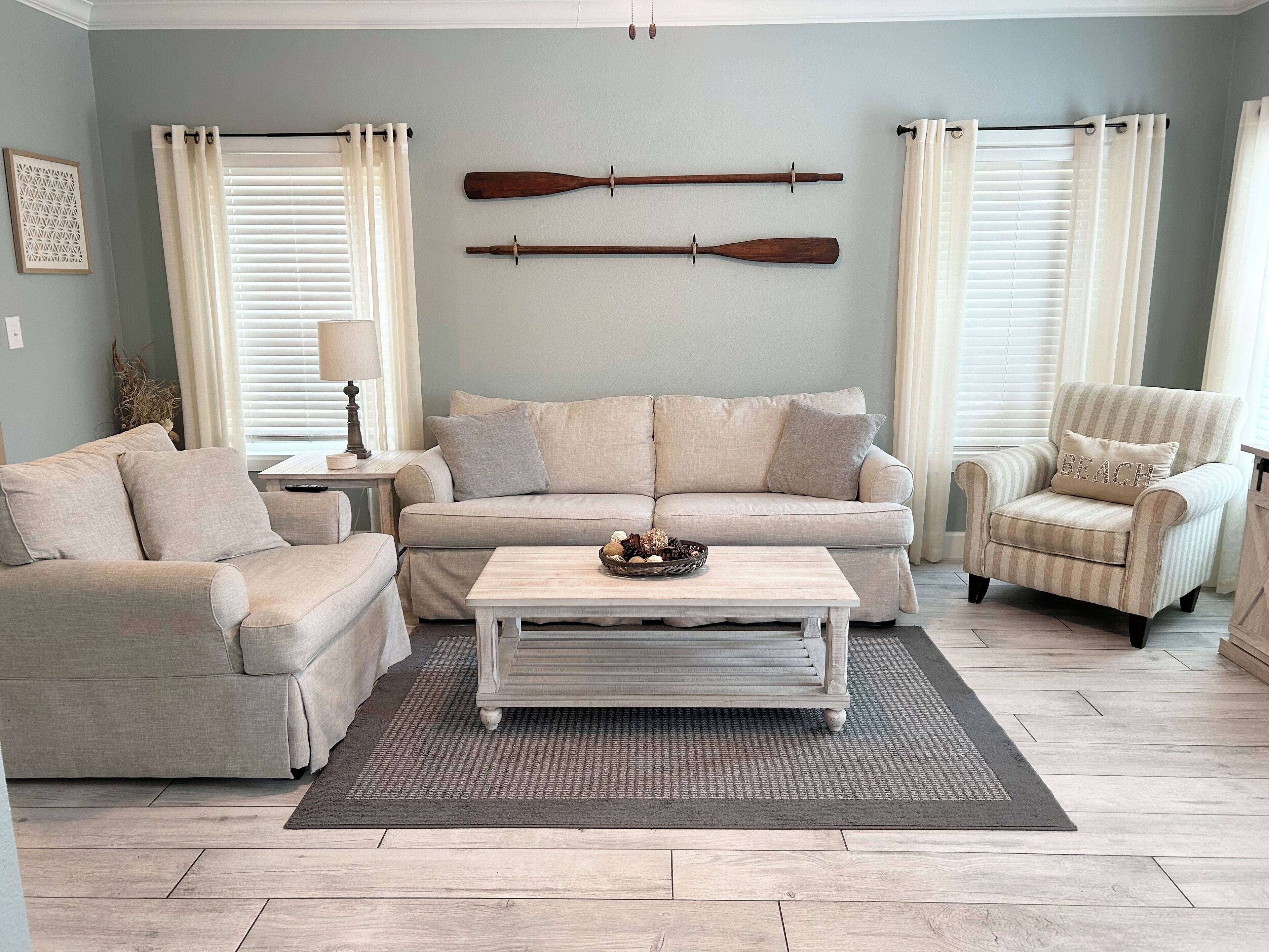 Flat-screen TV, stereo