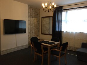 Dining - Bayapart Large Two Bedroom Apartment (Cardiff)