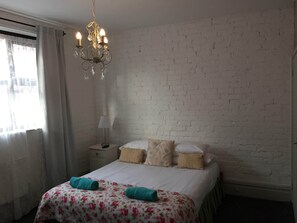 2 bedrooms, iron/ironing board, free WiFi, bed sheets - Bayapart Large Two Bedroom Apartment (Cardiff)