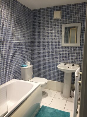 Hair dryer, towels - Bayapart Large Two Bedroom Apartment (Cardiff)