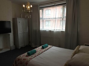 2 bedrooms, iron/ironing board, free WiFi, bed sheets - Bayapart Large Two Bedroom Apartment (Cardiff)