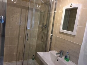 Hair dryer, towels - Bayapart Large Two Bedroom Apartment (Cardiff)