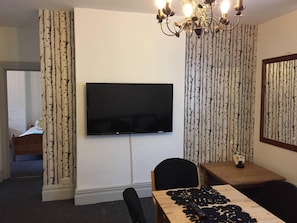 Dining - Bayapart Large Two Bedroom Apartment (Cardiff)