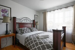 4 間睡房、書桌、熨斗/熨衫板、可攜式嬰兒床