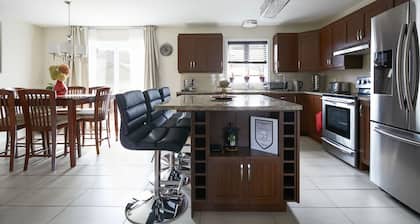 Cozy house in Montreal West | Fully equipped | Large groups | Close to airport