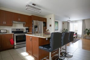 Kylskåp, mikrovågsugn, ugn och spishäll