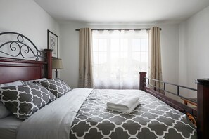 5 Schlafzimmer, Schreibtisch, Bügeleisen/Bügelbrett, Reisekinderbett