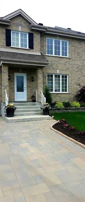 Exterior detail - Cozy house in Montreal West | Fully equipped | Large groups | Close to airport (L'Île-Bizard—Sainte-Geneviève)
