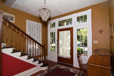 Beautiful Home in Historic Neighborhood
1/2 mile to Downtown and the Riverwalk