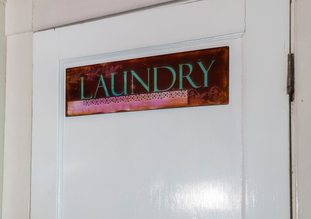 Una porta con una insegna che recita 'LAUNDRY'.