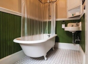 Duschwanne, Haartrockner, Handtücher, Shampoo