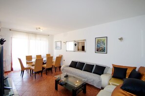 TV, fireplace - Spacious 4 bedroom apartment in Pula (Pula)