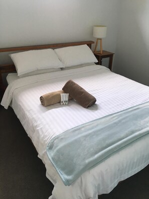 2 dormitoris, planxa i posts de planxar, wifi i roba de llit 