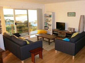 Smart TV, DVD player, books, video library - Stunning views with soul (Emerald Beach)