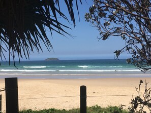 Nära stranden och solstolar