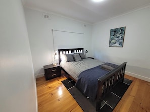 3 bedrooms, iron/ironing board, bed sheets - Family getaway with room to park the boat (Portland)