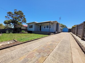 Exterior - Family getaway with room to park the boat (Portland)