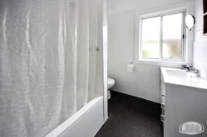 Towels - Family getaway with room to park the boat (Portland)