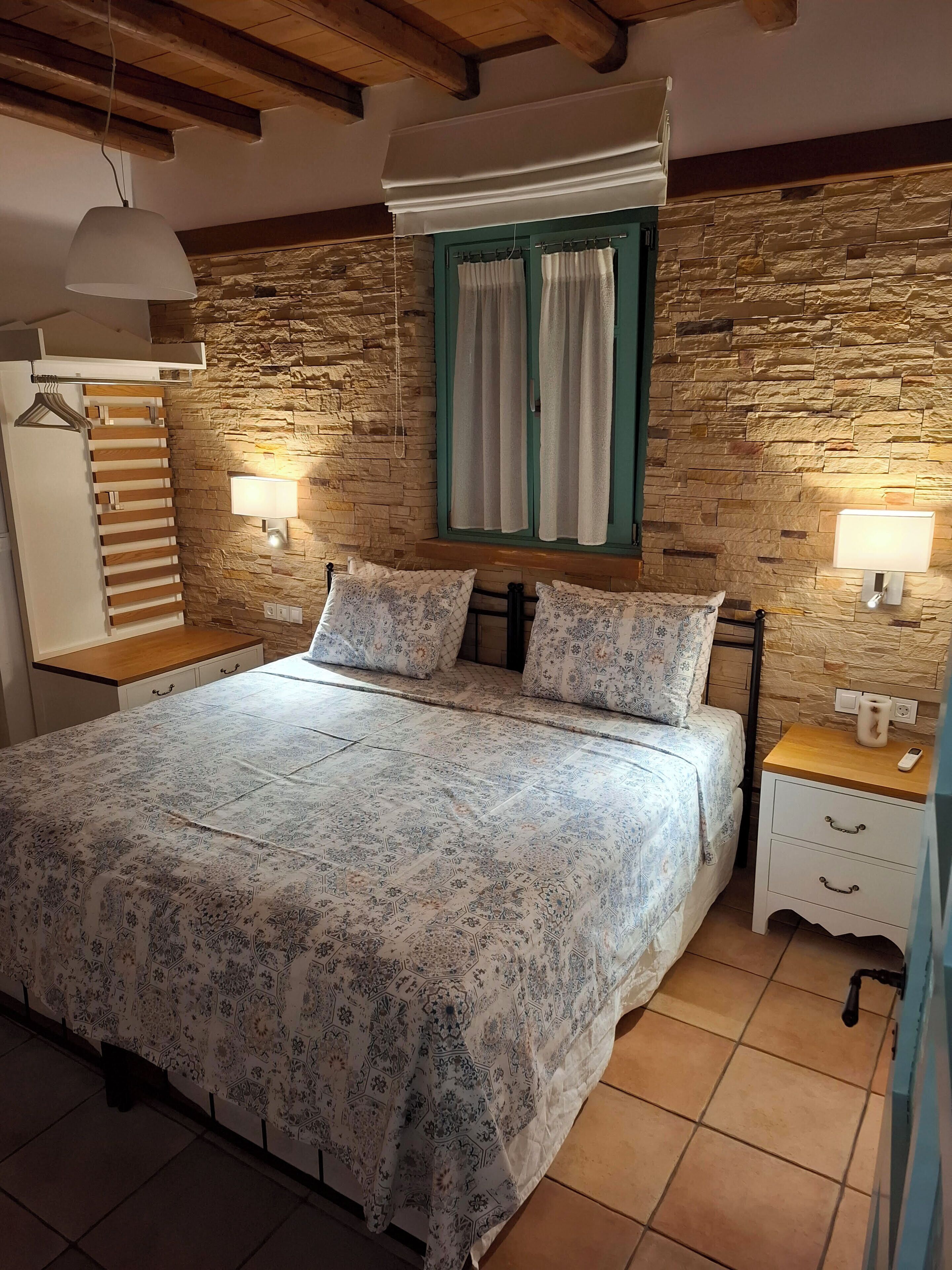 2 soveværelser, pengeskab på værelset, strygejern/strygebræt