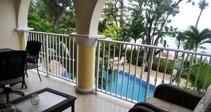 105 Sapphire Beach Condo (2 chambres / 2 salles de bain) sur la plage de Douvres, Barbade.