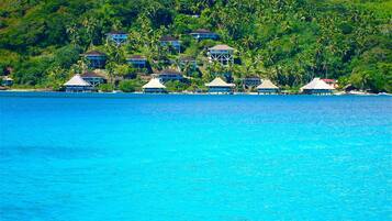 Una spiaggia nelle vicinanze, lettini da mare, teli da spiaggia