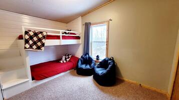 3 bedrooms, desk, iron/ironing board, travel crib