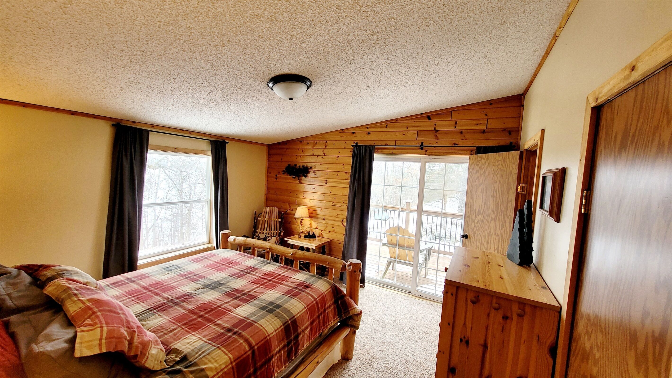 3 bedrooms, desk, iron/ironing board, travel crib