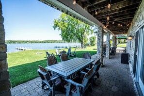 Outdoor dining - Private Beach & Pier on Lake Como, 5 mins to downtown LG - Walk to Mars Resort! (Lake Geneva)