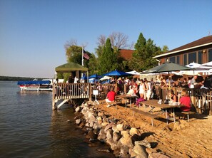 Outdoor dining - Private Beach & Pier on Lake Como, 5 mins to downtown LG - Walk to Mars Resort! (Lake Geneva)