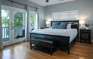 7 bedrooms, desk, iron/ironing board, travel cot - Private Beach & Pier on Lake Como, 5 mins to downtown LG - Walk to Mars Resort! (Lake Geneva)