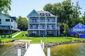 Exterior - Private Beach & Pier on Lake Como, 5 mins to downtown LG - Walk to Mars Resort! (Lake Geneva)