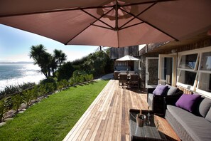 Terrace/patio - Whale Bay Surf Bach + Spa - Absolute Waterfront (Whale Bay)