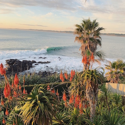 Whale Bay Surf Bach + Spa - Absolute Waterfront