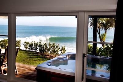 Whale Bay Surf Bach + Spa - Absolute Waterfront
