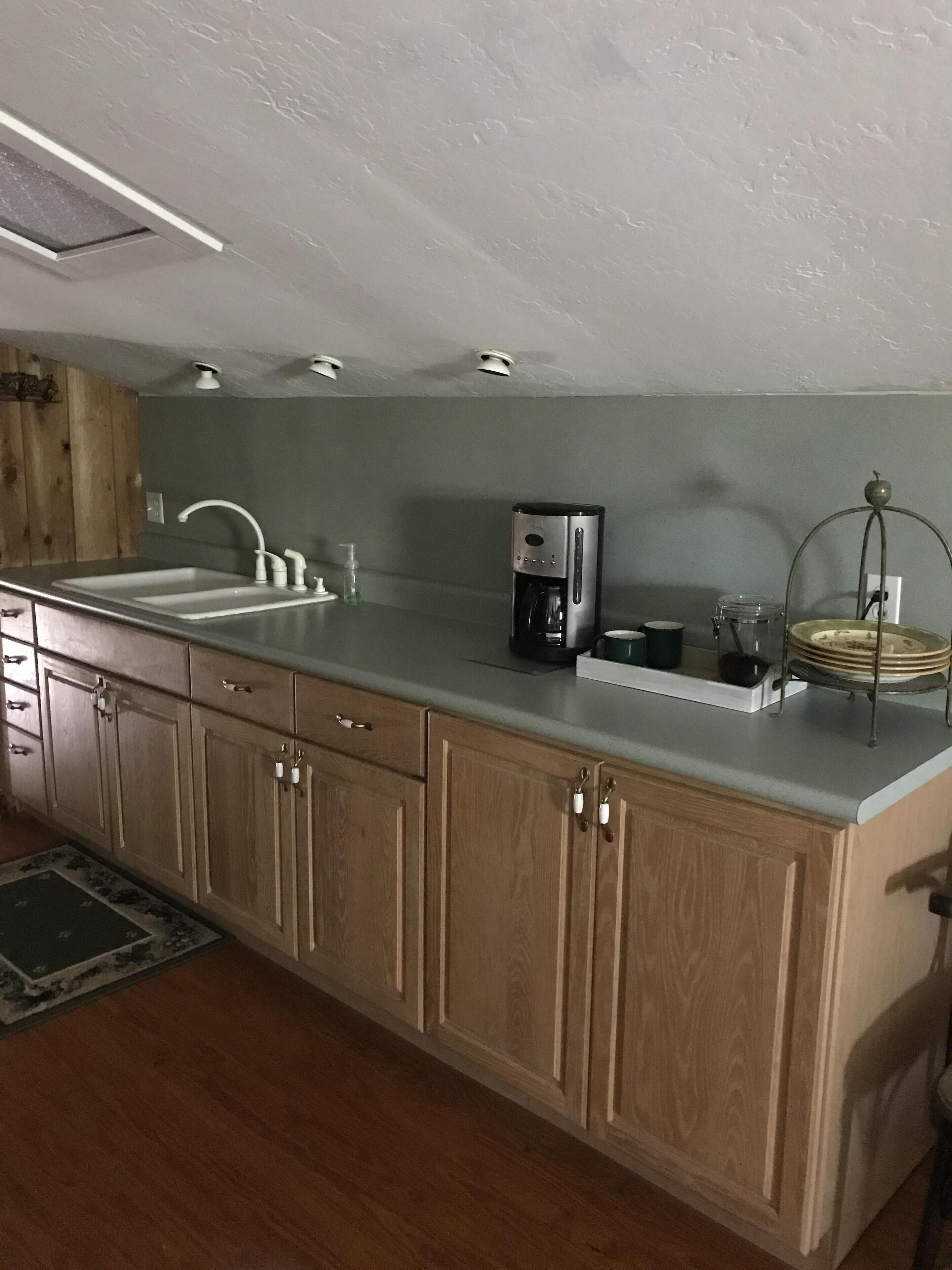 Enjoy our loft with a private hot tub overlooking the vineyard and pond. 