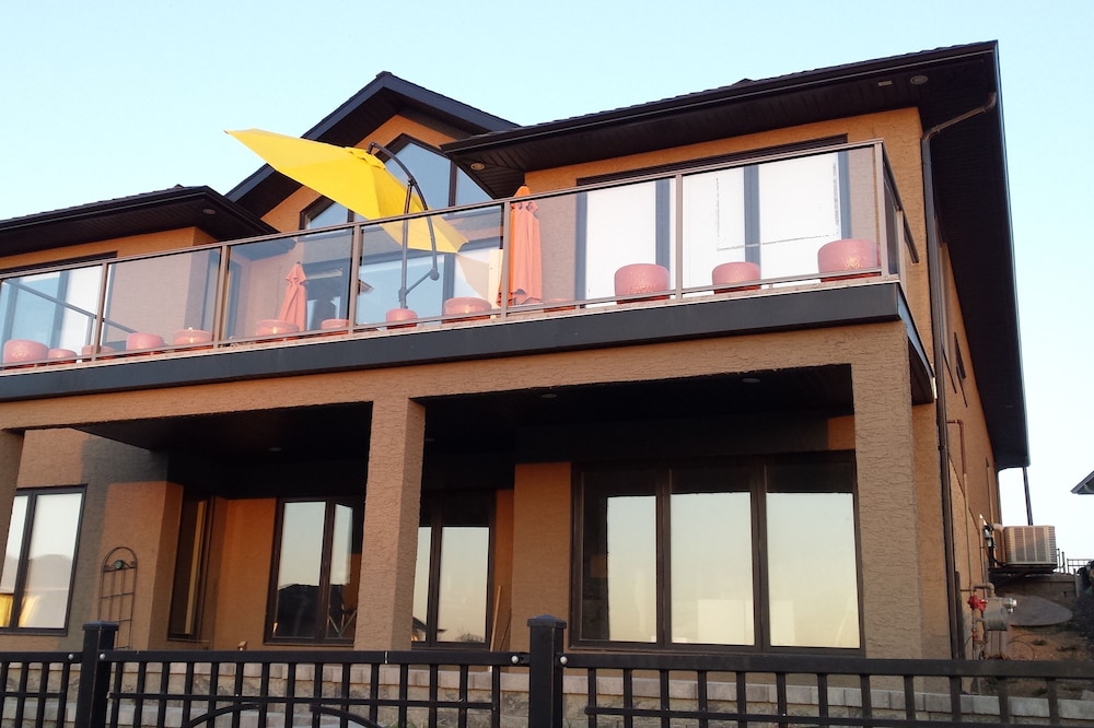Executive Quiet Home on Edge of City1